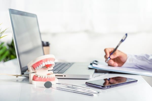 dentist with a laptop 