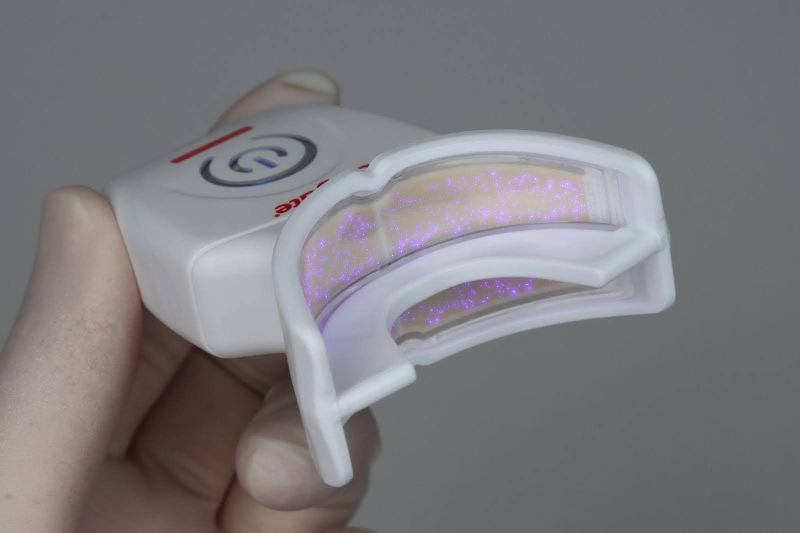 Over 700 LED printed indigo lights evenly distributed. For even whitening, the top and bottom teeth get equal exposure.
